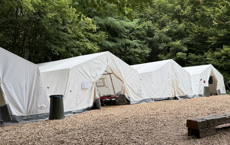 JRK-Zeltlager Auf dem Bild sind Zelte zu sehen.
